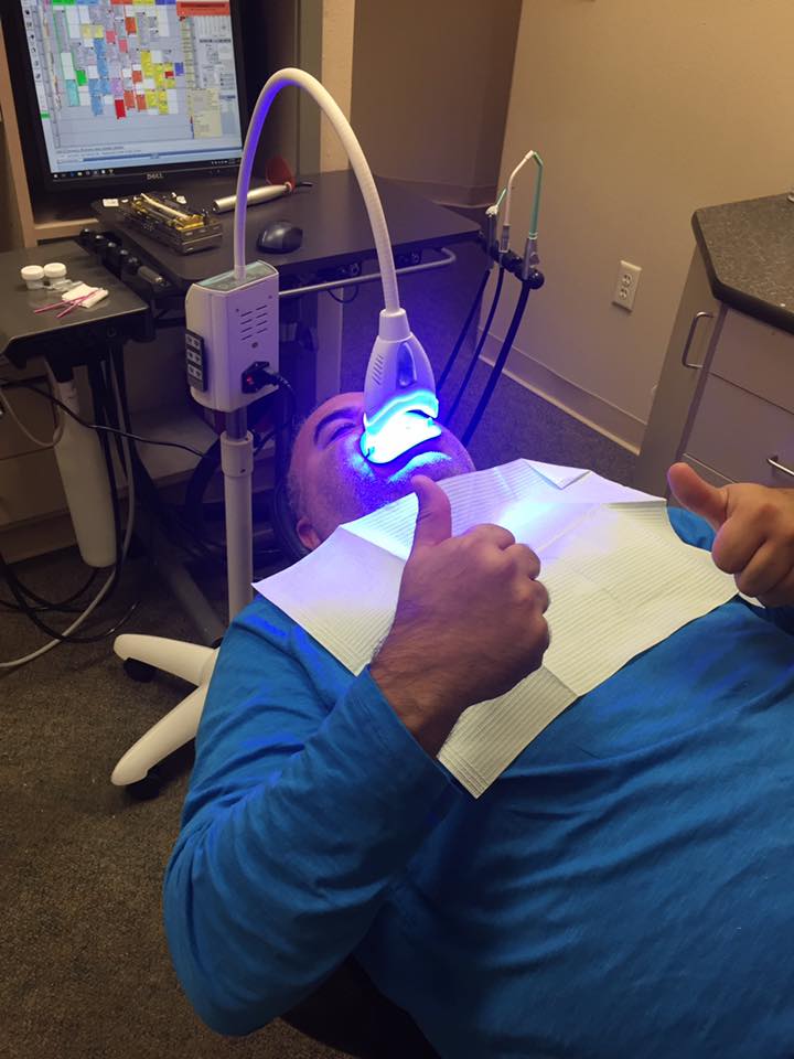 Blanqueamiento dental con zoom en el consultorio